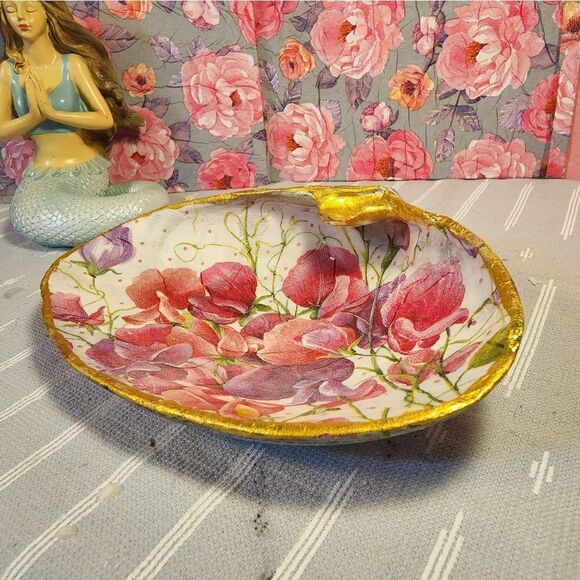 DECOUPAGE CLAM SHELL DECOUPAGE PINK FLOWERS ON A CLAM SHELL TRINKET DISH - Picture 7 of 10